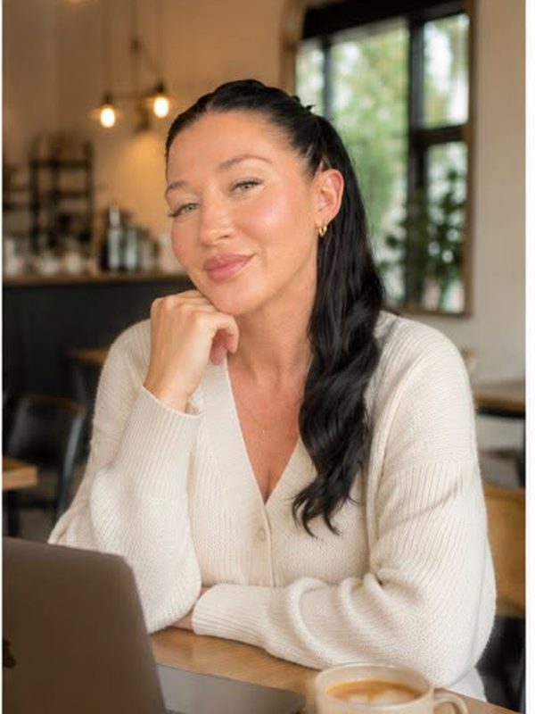Erika Abich bei der Arbeit am Laptop